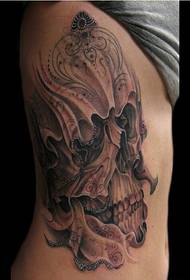 foto di apprezzamento del modello di tatuaggio europeo e americano della vita laterale delle donne di moda