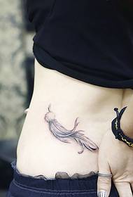 Слика од тетоважа со пердуви што лебди на половината на убава жена