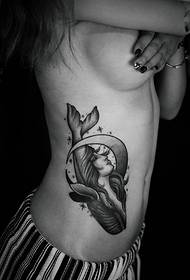 ແອວຂ້າງເປັນຮູບແບບ tattoo mermaid ຂອງເອີຣົບແລະອາເມລິກາ
