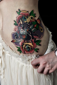liemens kūrybinė tatuiruotė akims su rožėmis