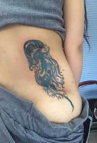 kumbuyo m'chiuno jellyfish tattoo