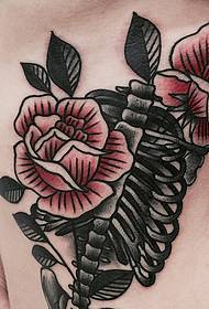 unha fermosa tatuaxe de flores na cintura lateral está moi de moda