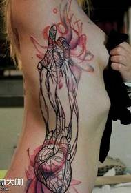 modello del tatuaggio del cuore della mano della vita