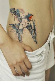 სექსუალური ქალი გვერდითი წელის ლამაზად ფერადი მელნის hummingbird tattoo სურათი
