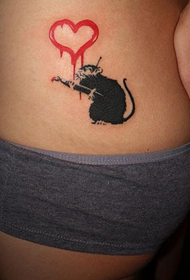 љепота струка миш обојена црвеном љубавном тетоважом