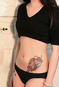 Sexy glamour bambina con una foto del modello del tatuaggio in vita