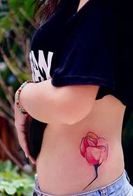 djevojka struka lijepa cvjetna tetovaža