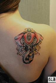 Tatuaggio tradizionale sul retro della vita