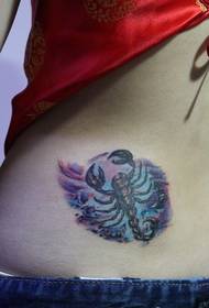 Perséinlechkeet Moud Fraen kleng Taille Taille gëfteg Skorpioun Tattoo Foto Bild