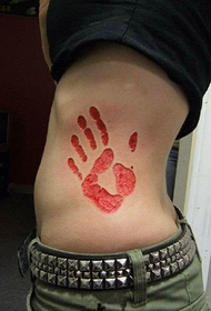Lányok derékrészei, tenyérrel nyomtatott tetoválás