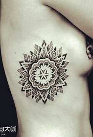 model i tatuazhit të luleve nga pika e belit