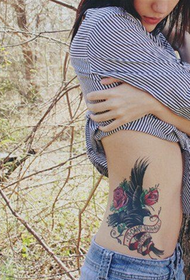 skjønnhet midje side blomster og krage tatovering