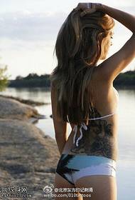 Európska špičková módna krása v páse tetovanie