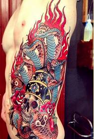 foto del modello del tatuaggio teschio Hydra personalità della vita laterale maschile