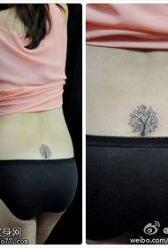 Šaunus juodo medžio tatuiruotės modelis