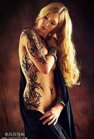 modello di tatuaggio totem sexy in vita