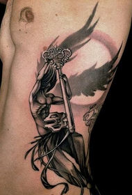 patrón de tatuaje de llave de ángel de cintura lateral