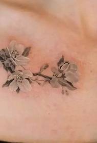 Tuore taiteellinen tatuointi