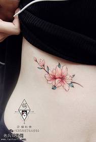 bellissimo modello di tatuaggio pesca in vita