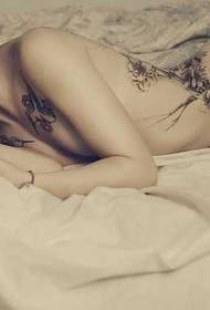 disegno del tatuaggio in bianco e nero pesca unica vita