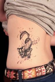 Modes sieviešu sānu jostasvietas smalka izskata kaķu tetovējuma modeļa attēls