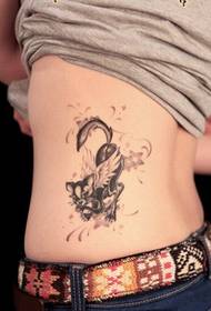 Gefen mata na gefen riguna masu kyau suna kallon ƙirar tattoo cat