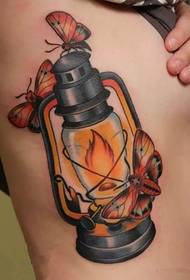 Ang klasikong vintage oil lamp tattoo sa gilid ng baywang