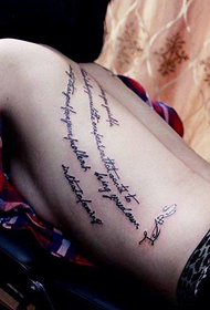 runako kubva muchiuno kusvika kumashure Letter tattoo maitiro