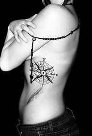 Талия красиво изглеждаща татуировка с компас перо