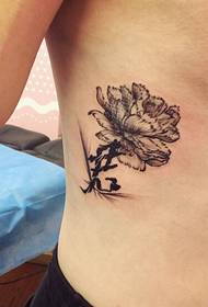 tatuaż w talii i kwiaty dla mężczyzn