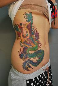 un bellissimu tatuatu di phoenix nantu à a cintura è l'abdomen di a donna