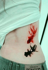 disegno del tatuaggio del pesce rosso piccolo della vita delle ragazze