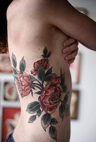 foto sexy del tatuaggio rosa bella vita laterale femminile bella