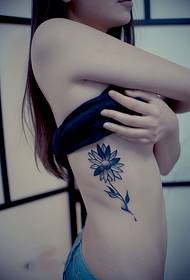 beleco svelta talio modo floro tatuaje
