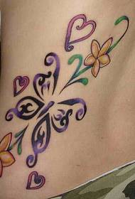女性腰部上美麗的蝴蝶心形紋身圖案
