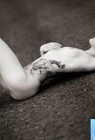 Modello di tatuaggio di cotta sexy in vita laterale