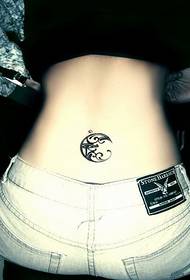 გოგონები ქვედა წელის მთვარე ტოტემის tattoo