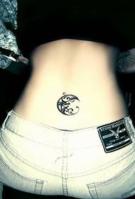 tatuaggio totem di luna a vita più bassa delle ragazze