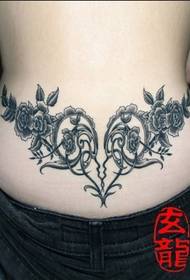 женска задна талия във формата на сърце татуировка на роза