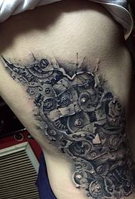 Gear mekanik 3d didhelikake ing pinggul sisih Totem Tattoo