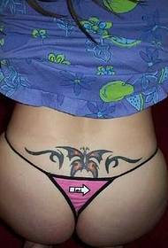 Modello sexy del tatuaggio della farfalla della vita posteriore della femmina