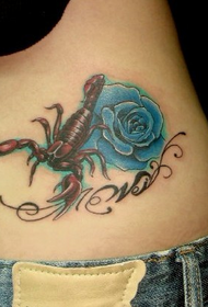 tatuaj de trandafiri colorat cu talie