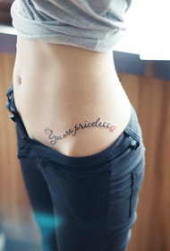 ragazze sottili in vita sulla bella tendenza del modello tatuaggio lettera