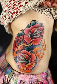 gjoks i imët bukuroshe beli me lule të bukura tatuazh