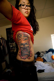 Sieviešu tetovējums jostasvietā