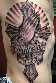 disegno del tatuaggio croce mano girovita