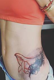 Picha ya tatoo ndogo ya dolphin inayoanguka chini ya kiuno cha msichana