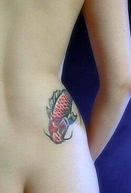 kvinnelig tatoveringsmønster for blekksprut på midjen