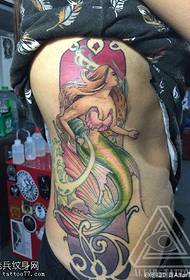 padrão de tatuagem de sereia pintada na cintura
