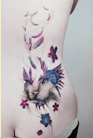 여성 측면 허리 고양이 문신 패턴 권장 사진